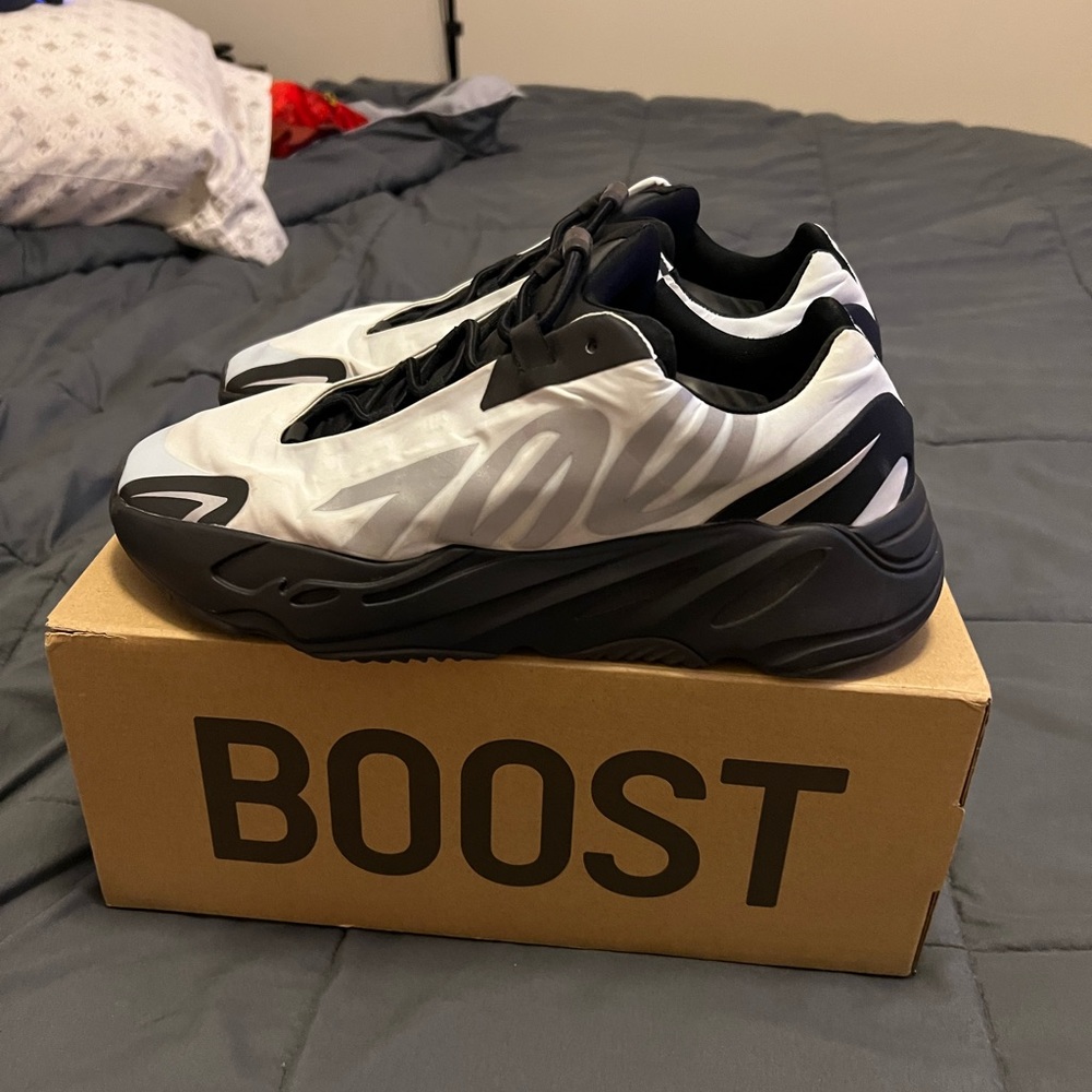 Yeezy 700 mnvn blue tint